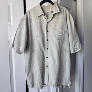 Quicksilver Men’s short sleeve button down Hawaiian shirt with palm tree print.